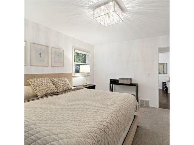 Building Photo - 4520 Vandervork Ave