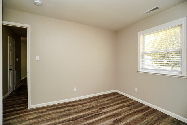 Building Photo - 1670 Dundee Pl