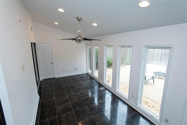 Building Photo - 470 Forestgate Ct