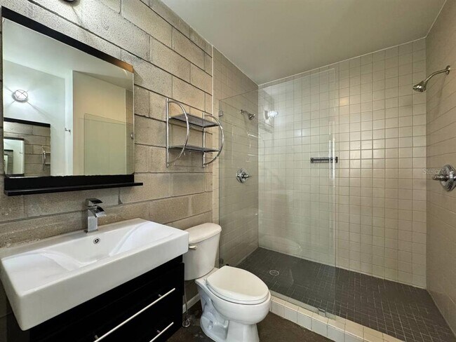 Building Photo - 2511 W Azeele St