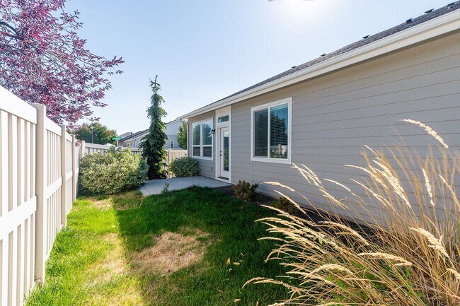 Building Photo - Quiet Centrally located 3 bed 2.5 bathroom