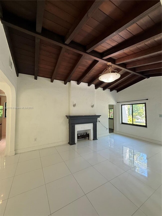 Building Photo - 402 SW 33rd Ave