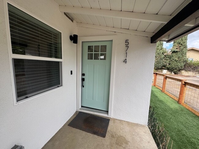 Building Photo - 2 Bedrooms, 1 Bath, Garage, Washer and Dryer Hookups