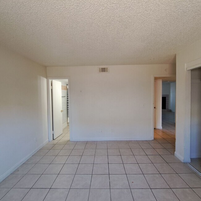 Building Photo - 6975 Dunsbach Way
