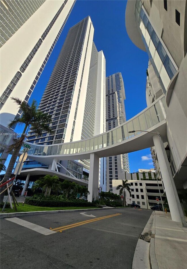 Building Photo - 700 NE 24th St