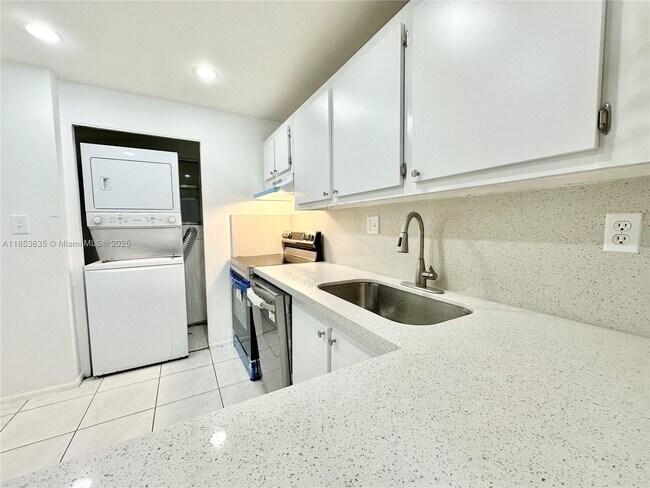 Building Photo - 7900 Fairview Dr