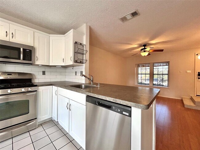 Building Photo - 1411 Gracy Farms Ln