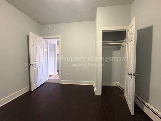 Building Photo - 206 Main St