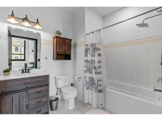 Building Photo - 1701 NE Madison St