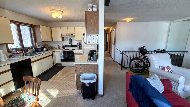 Building Photo - Spacious 3-Bedroom just off Como Ave!