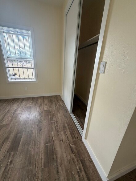 Building Photo - 602 W 87th St