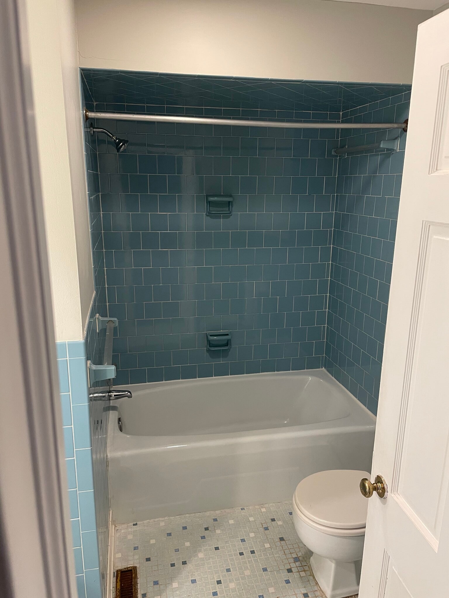 Hallway Full bath - 202 Norwood Dr