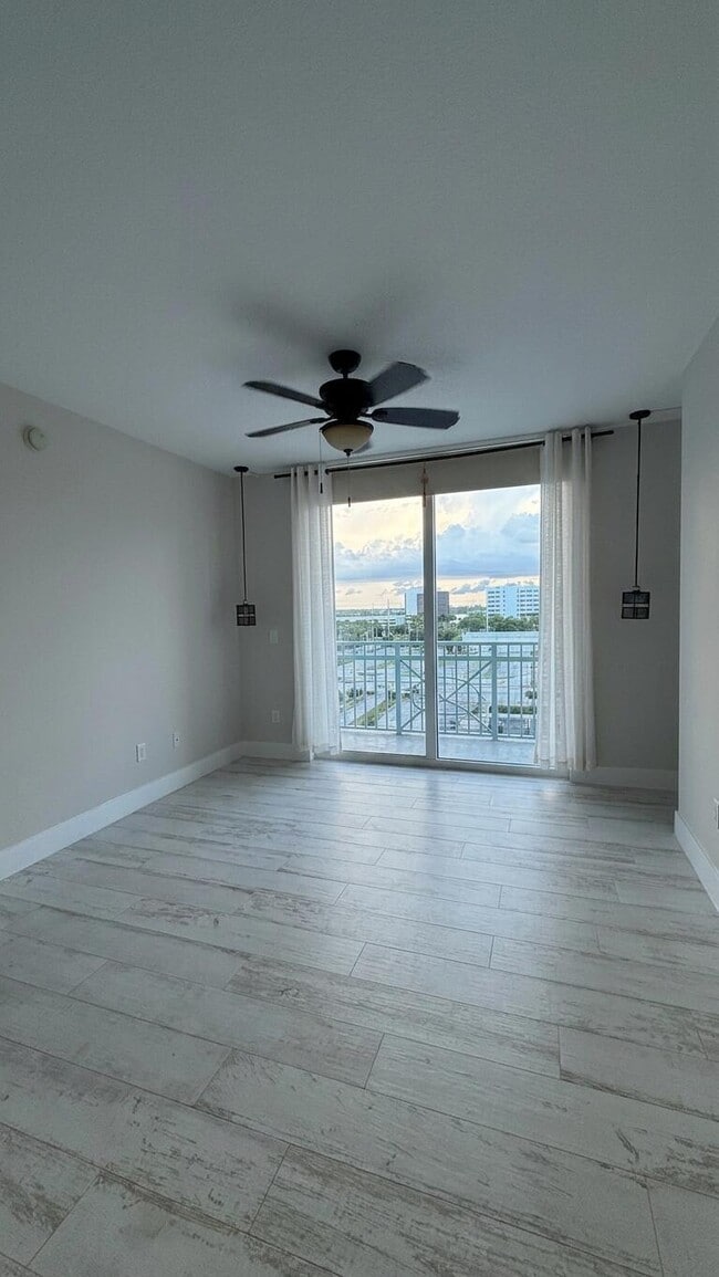 Building Photo - 403 S Sapodilla Ave