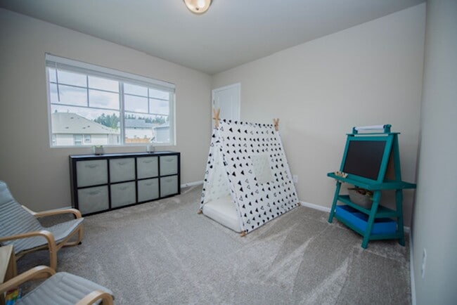 Building Photo - Nearly New Dupont Home 3bed and 2.5 Bath 1...