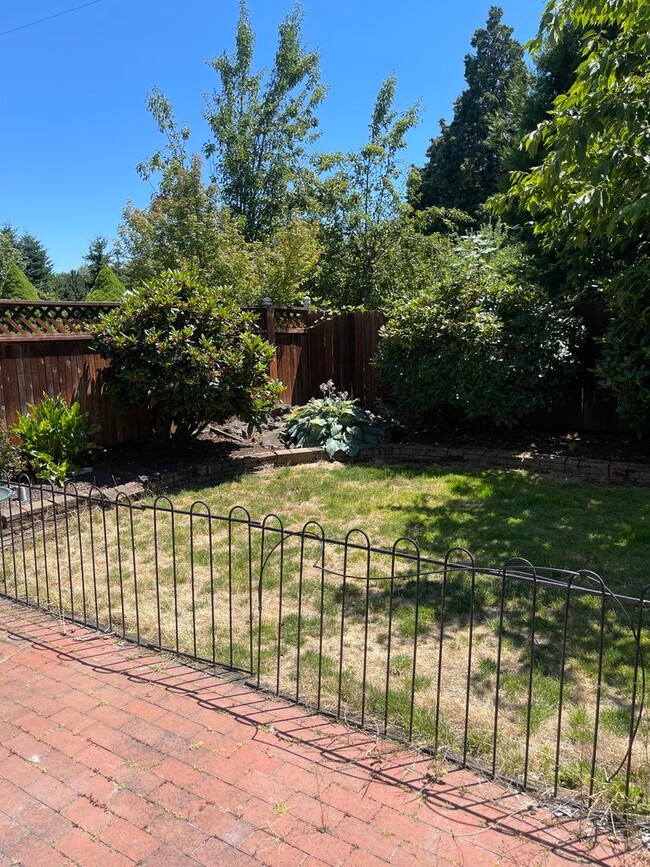 Building Photo - Charming Three Bedroom Pet Friendly Home in Lebanon Or!