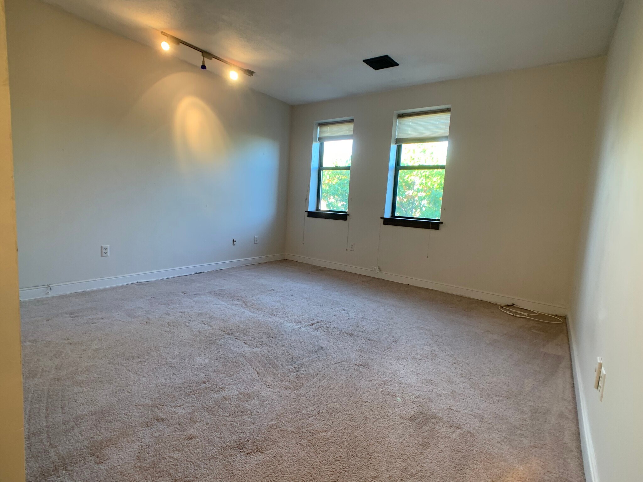 Building Photo - 110 Riverway