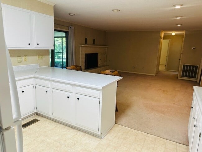 Building Photo - 2118 Wimbledon Dr