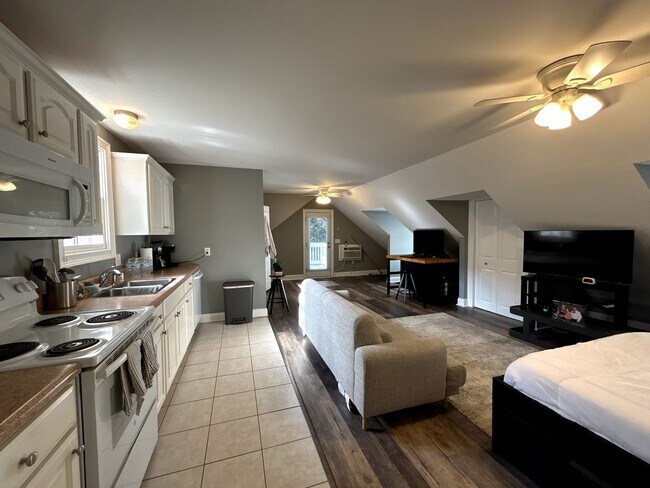 Building Photo - Beautiful and Convenient Private Apartment...