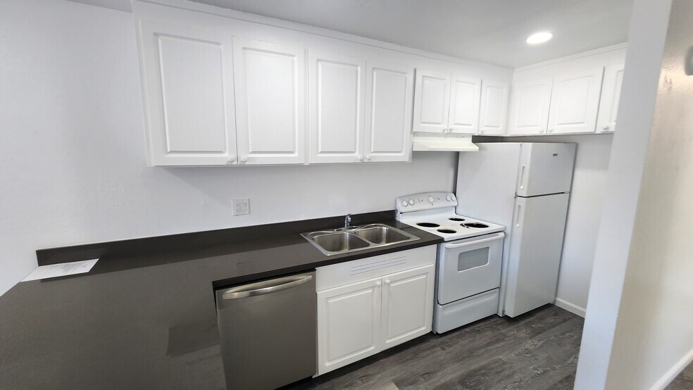 Building Photo - 39126 Sundale Dr