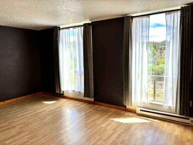 Building Photo - 340 Straight Creek Dr