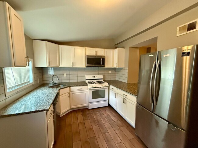 Building Photo - Move-In Ready 3BR Home with Modern Updates...