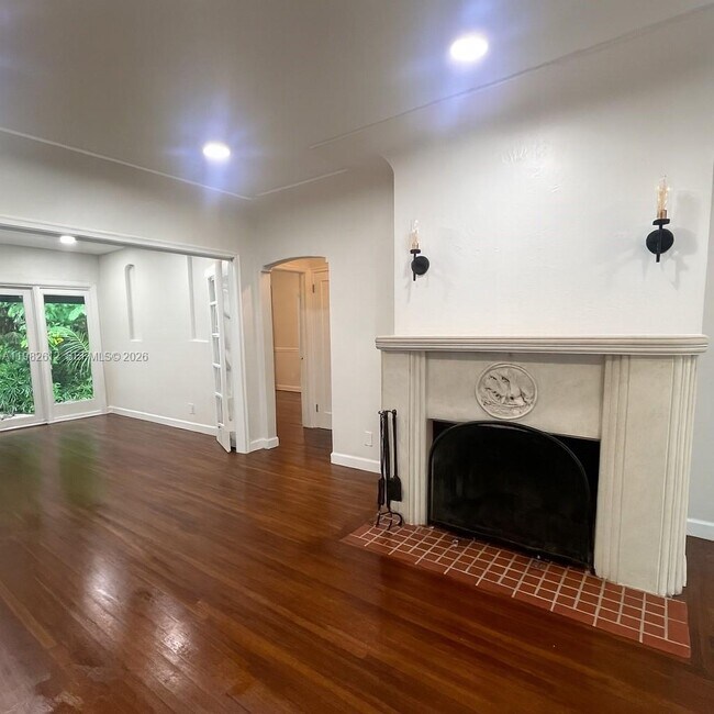 Building Photo - 1900 Tigertail Ave