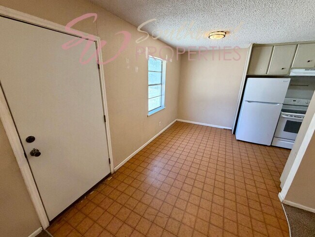 Building Photo - Location! Location! Easy walk to campus! 2 bedroom duplex!
