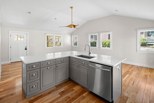 Building Photo - Beautiful Home - Excellent Kenilworth Location!