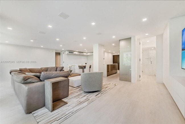 Building Photo - 2901 S Bayshore Dr