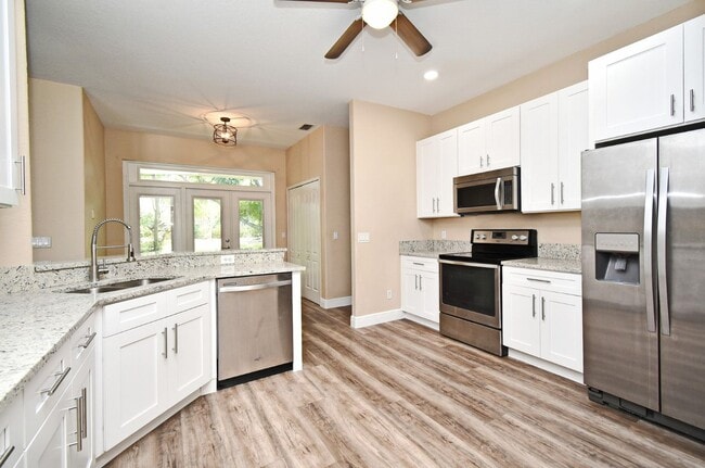 Building Photo - Lovely Remodeled 4/2 Home