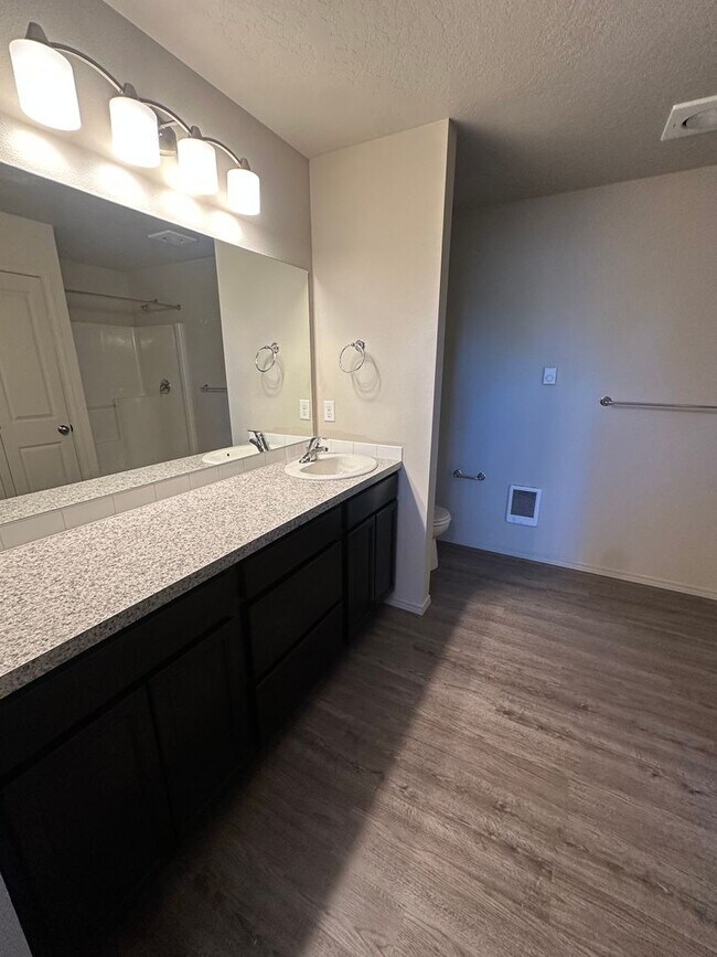 Building Photo - Stunning 4 Bedroom 2.5 Bath Duplex town ho...
