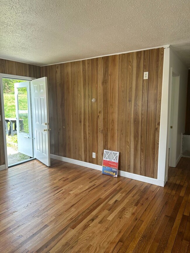 Building Photo - 3 Bedroom/1 bath home