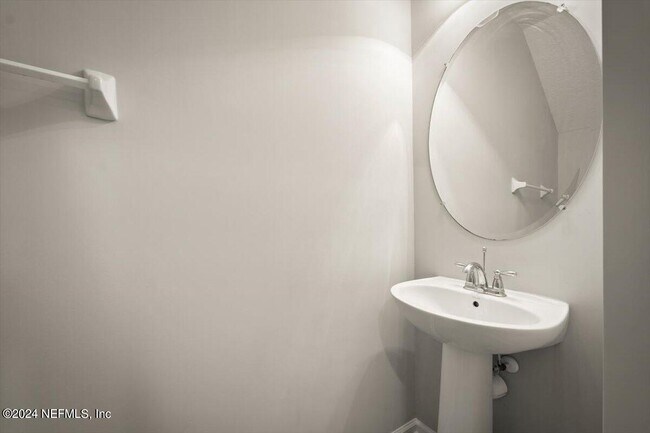 Building Photo - 215 Richmond Dr