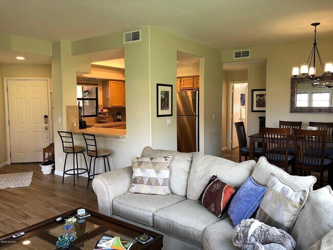 Building Photo - 6655 N Canyon Crest Dr