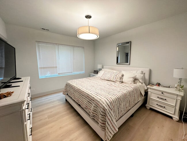 Building Photo - 4420 S Prairie Ave