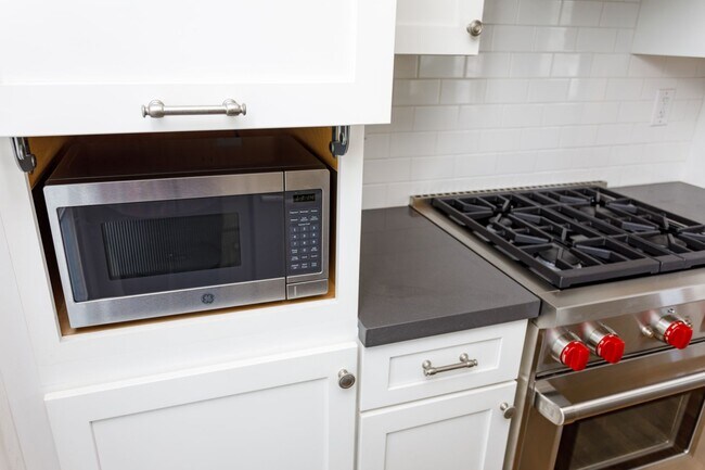 Building Photo - 502 Poinsettia Ave