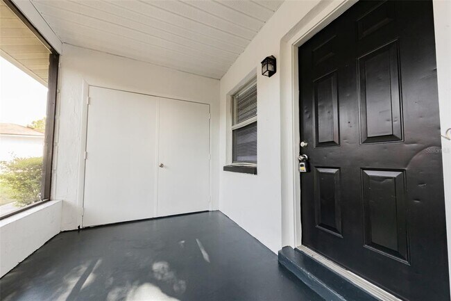 Building Photo - 2218 Leo Dr