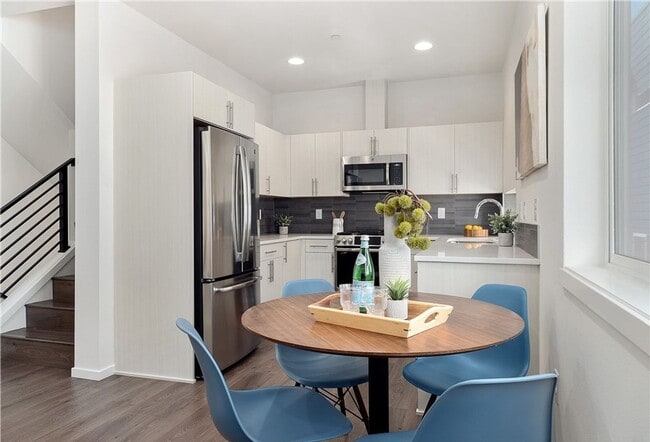 Building Photo - Luxury 3-Bed Interbay Townhome