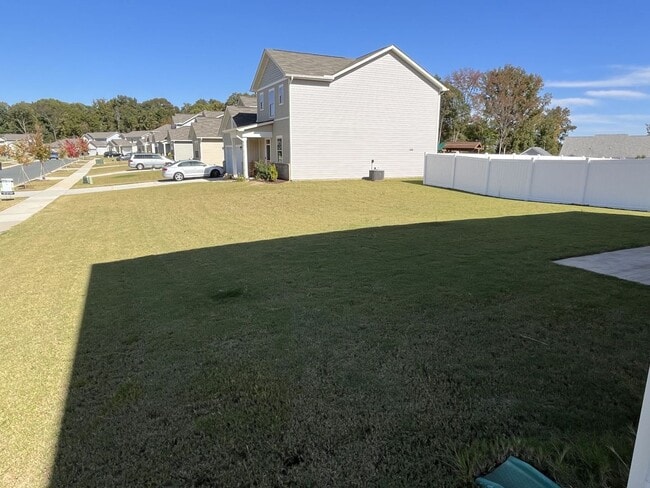 Building Photo - Spacious 5 Bed home in East Charlotte