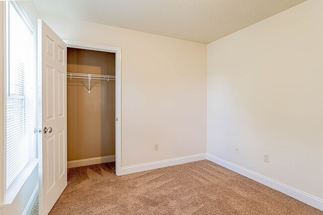 Building Photo - Home with Gorgeous Mountain Views!