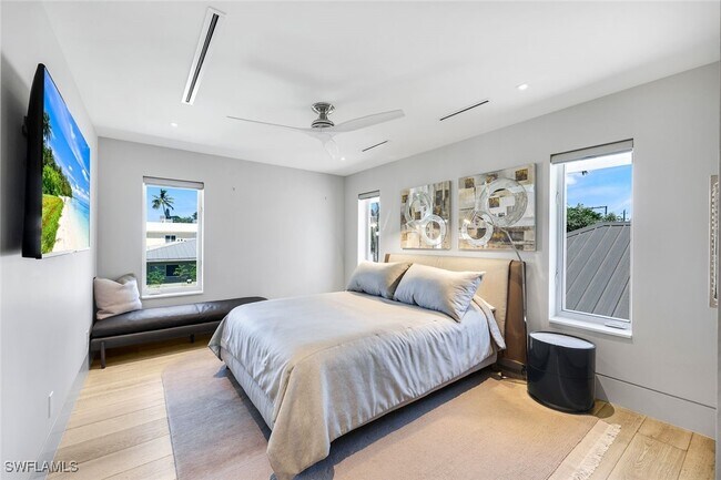 Building Photo - 295 5th Ave S