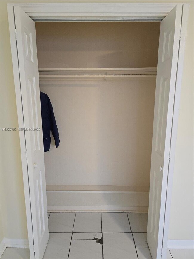 Building Photo - 1942 Monroe St