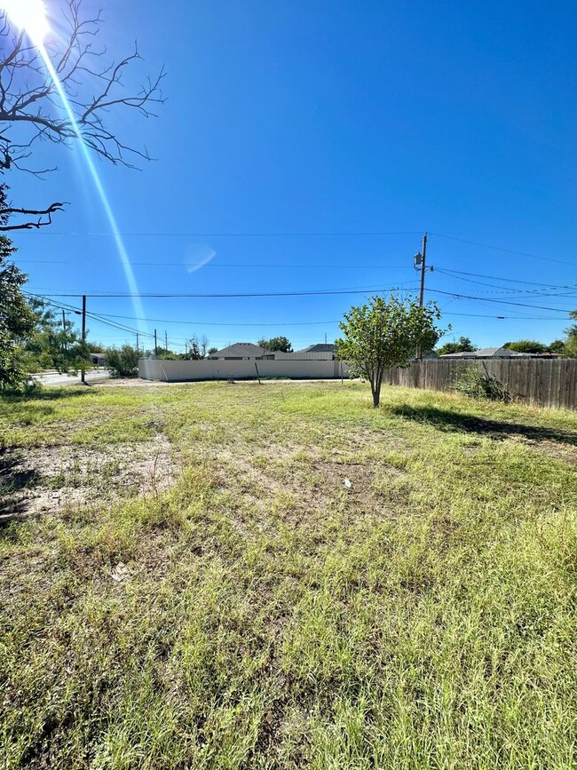 Building Photo - 3 Bedroom Home Near Bradford Elementary!!
