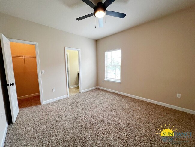 Building Photo - Stunning 4 Bedroom Home in Crestview!