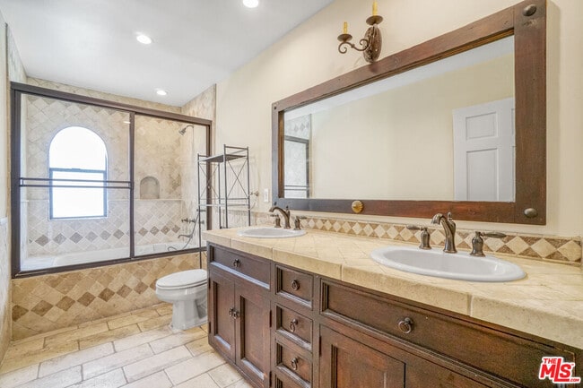 Building Photo - 209 N Doheny Dr