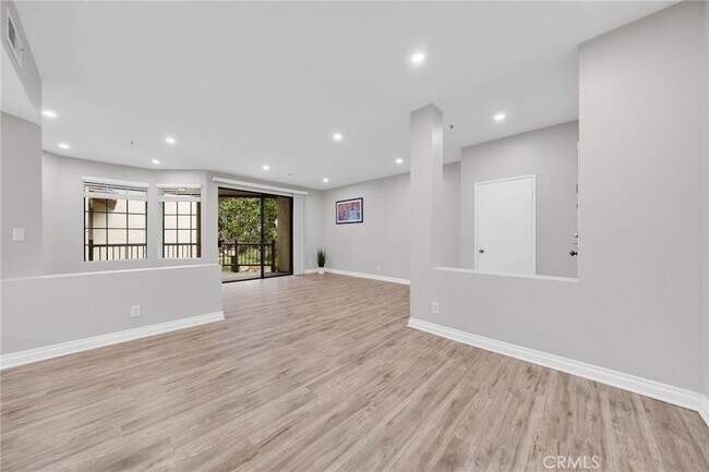 Building Photo - 2559 Plaza del Amo