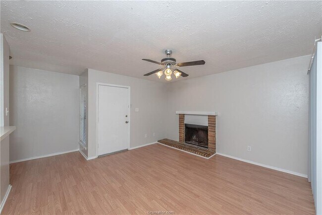 Building Photo - 1901 Holleman Dr W