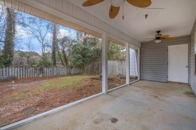 Building Photo - 2424 Ian Dr