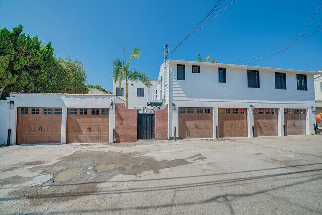 Building Photo - 1014 S Hayworth Ave