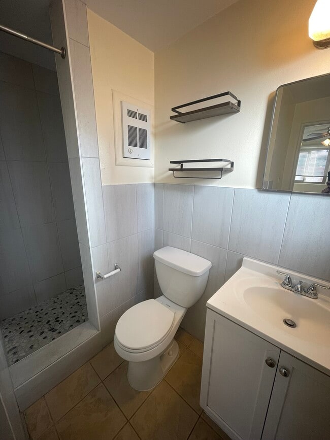 Building Photo - 3112 Colorado St NE